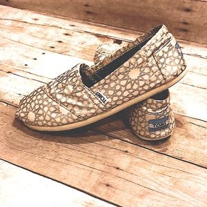 Toms shoes 8W cream with silver pattern